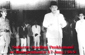 Sukarno reading  Proklamasi of Independance 1945